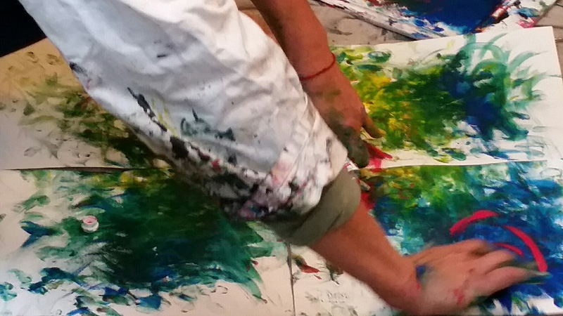 art-thérapie par la peinture avec Cécile Orsoni à  Versailles. Peindre directement avec ses mains