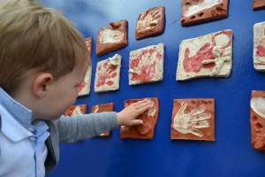 art-thérapie pour enfant à Versailles: modeler la terre